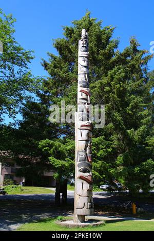 Totem pole in un parco della piccola città di Sitka, Alaska Foto Stock