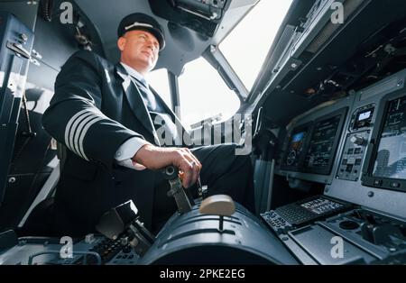 Un pilota professionista è nel cockpit. Concezione del lavoro Foto Stock