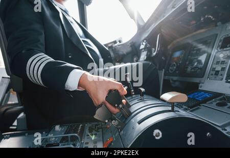 Un pilota professionista è nel cockpit. Concezione del lavoro Foto Stock