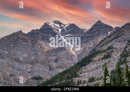 Uno splendido tramonto illumina le vette innevate di Robson Mountain in Canada. Foto Stock