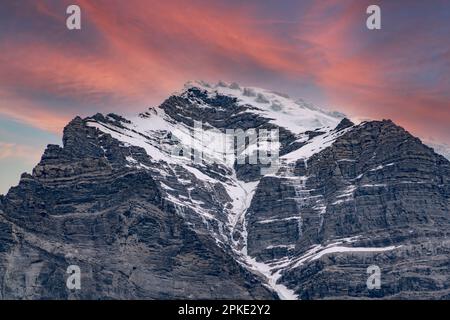 Uno splendido tramonto illumina le vette innevate di Robson Mountain in Canada. Foto Stock