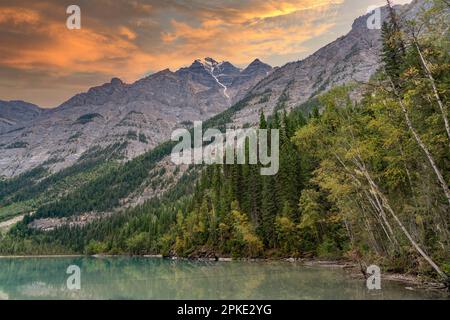 Uno splendido tramonto illumina le vette innevate di Robson Mountain in Canada. Foto Stock