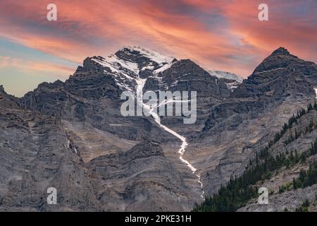 Uno splendido tramonto illumina le vette innevate di Robson Mountain in Canada. Foto Stock