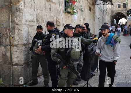 Gerusalemme. 07th Apr, 2023. La polizia israeliana si distingue dalla parete del composto di al Aqsa durante il terzo venerdì del Ramadan. Credit: Ilia Yefimovich/dpa/Alamy Live News Foto Stock