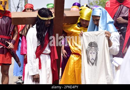 Guwahati, Guwahati, India. 7th Apr, 2023. La comunità cristiana partecipa alla processione religiosa nell'ambito del Venerdì Santo a Guwahati Assam India venerdì 7th aprile 2023. (Credit Image: © Dasarath Deka/ZUMA Press Wire) SOLO PER USO EDITORIALE! Non per USO commerciale! Credit: ZUMA Press, Inc./Alamy Live News Foto Stock