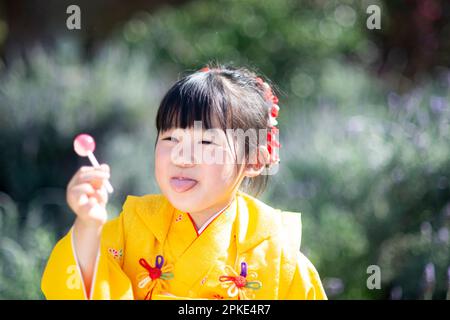 Ragazza in un kimono Shichi-Go-Three con la lingua appesa Foto Stock