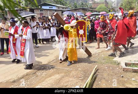 Guwahati, Guwahati, India. 7th Apr, 2023. La comunità cristiana partecipa alla processione religiosa nell'ambito del Venerdì Santo a Guwahati Assam India venerdì 7th aprile 2023. (Credit Image: © Dasarath Deka/ZUMA Press Wire) SOLO PER USO EDITORIALE! Non per USO commerciale! Credit: ZUMA Press, Inc./Alamy Live News Foto Stock