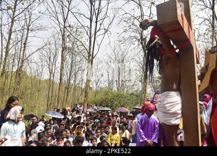 Guwahati, Guwahati, India. 7th Apr, 2023. La comunità cristiana partecipa alla processione religiosa nell'ambito del Venerdì Santo a Guwahati Assam India venerdì 7th aprile 2023. (Credit Image: © Dasarath Deka/ZUMA Press Wire) SOLO PER USO EDITORIALE! Non per USO commerciale! Credit: ZUMA Press, Inc./Alamy Live News Foto Stock