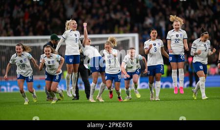 06 Apr 2023 - Inghilterra / Brasile - Finalissima femminile - Stadio di Wembley la squadra inglese festeggia la vittoria della punizione durante la Finalissima femminile 2023 a Wembley, mentre battono il Brasile 4-2 con le sanzioni. Rachel Daly, Keira Walsh, Lucy Bronze, Lea Williamson, Alex Greenwood, Jessica carter, Georgia Stanway, Ella Toone, Lauren James, Alessia Russo, Canapa Lauren. Foto : Mark Pain / Alamy Live News Foto Stock