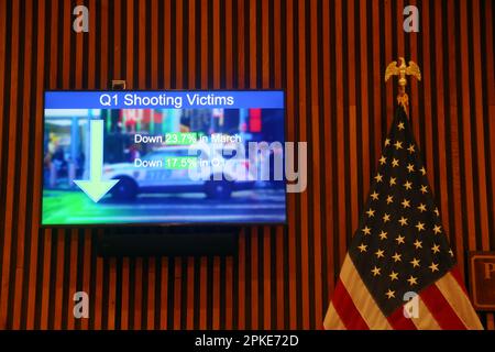 New York, NY, Stati Uniti. 6th Apr, 2023. Immagini come Keechant Sewell, Commissaria della polizia di New York City, e altri dirigenti del Dipartimento di polizia di New York City, come Jefferey Maddrey, NYPD Chief John Essig, Lipetri e altri capi di New York hanno fatto un breve resoconto sui media sulle statistiche del crimine del 1st° trimestre tenutesi in One Police Plaza il 6 aprile 2023 a New York City. Credit: Chris Moore/Media Punch/Alamy Live News Foto Stock