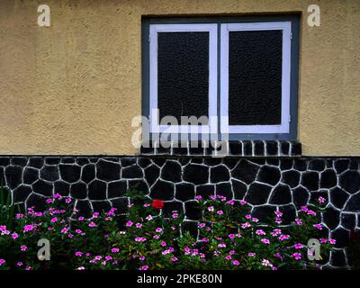 Finestra sulla casa di design olandese con bella flusso di sotto. Bondowoso, Indonesia. Vintage e retrò. Foto Stock