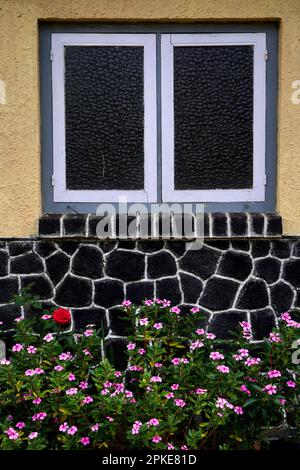 Finestra sulla casa di design olandese con bella flusso di sotto. Bondowoso, Indonesia. Vintage e retrò. Foto Stock