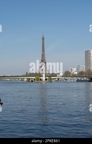 Parigi, Francia - 04 05 2023: Vista della Statua della libertà, il ponte Grenelle dal ponte Mirabeau Foto Stock