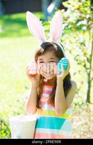 Ragazza in posa con l'uovo di Pasqua Foto Stock