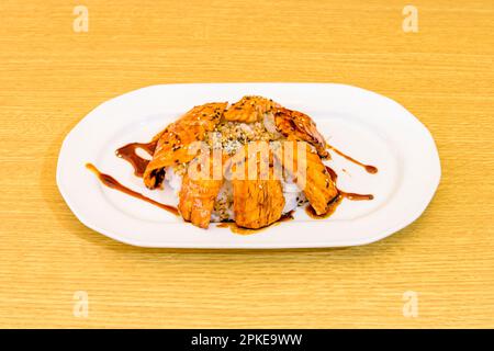 Una ricetta per il salmone con riso, salsa di soia e spezie Foto Stock