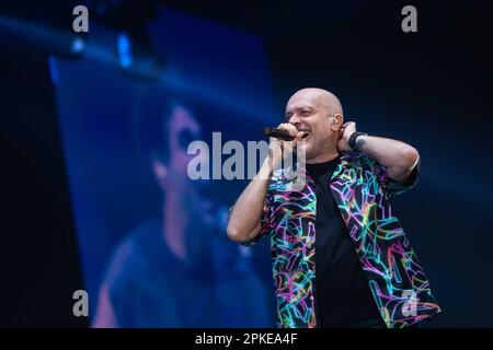 Palasele, Eboli, Italia, 06 aprile 2023, Max Pezzali durante Max Pezzali - Max30 nei Palasport - Concerto di Musica della cantante italiana Foto Stock