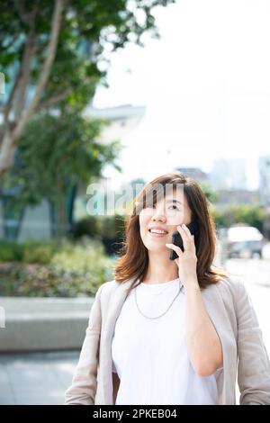 Donna che parla con il suo telefono Foto Stock