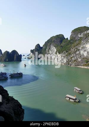 Halong Bucht, Vietnam. 28th Feb, 2023. Barche ormeggiate a Halong Bay. La baia di ha Long (in vietnamita: Vinh ha Long) è un'area di circa 1.500 chilometri quadrati nel Golfo di Tonkin nella provincia di Quang Ninh nel nord del Vietnam. Nel 1994, l'UNESCO ha dichiarato la baia patrimonio mondiale dell'umanità. Credit: Alexandra Schuler/dpa/Alamy Live News Foto Stock