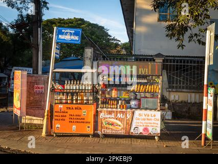 Carrelli di vendita Street food che vendono panini tradizionali Vietnamse conosciuto come 'banh mi' e tè aromatizzato in PLEIKU in Vietnam. Foto Stock