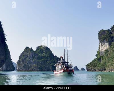 Halong Bucht, Vietnam. 28th Feb, 2023. Una barca naviga nella baia di ha Long. La baia di ha Long (in vietnamita: Vinh ha Long) è un'area di circa 1.500 chilometri quadrati nel Golfo di Tonkin nella provincia di Quang Ninh nel nord del Vietnam. Nel 1994, l'UNESCO ha dichiarato la baia patrimonio mondiale dell'umanità. Credit: Alexandra Schuler/dpa/Alamy Live News Foto Stock