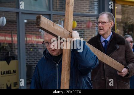 Maidenhead, Berkshire, Regno Unito. 7th aprile 2023. La Chiesa è composta da sei diverse chiese di Maidenhead, riunite nell'unità dei cristiani il Venerdì Santo di Pasqua di oggi per le Chiese insieme di Maidenhead, annuale cammino di testimonianza, attraverso la città. Cantarono inni a musica suonata dall'Esercito della salvezza e ascoltavano le preghiere bibliche, tra cui la morte solenne di Gesù e la sua crocifissione. Credit: Maureen McLean/Alamy Live News Foto Stock