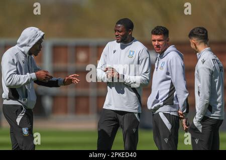 I giocatori del mercoledì di Sheffield arrivano davanti alla partita della Sky Bet League 1 Oxford United vs Sheffield mercoledì al Kassam Stadium, Oxford, Regno Unito, 7th aprile 2023 (Photo by Gareth Evans/News Images) Foto Stock