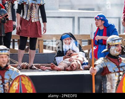 Londra UK 07 aprile 2023Mary con Gesù dopo essere stato portato giù dalla croce, cento giocatori di Wintershall hanno portato la loro rappresentazione elettrica e commovente degli ultimi giorni di Gesù a Trafalgar Square per l'evento annuale della Passione di Gesù. Credit: Paul Quezada-Neiman/Alamy Live News Foto Stock