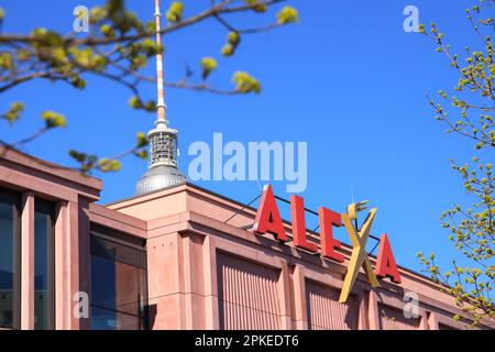 La scritta del famoso centro commerciale 'Alexaa' di Berlino Alexanderplatz con la torre della televisione sullo sfondo, Germania aprile 6 2023 Foto Stock