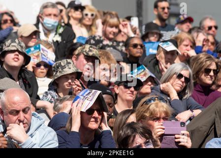 Trafalgar Square, Westminster, Londra, Regno Unito. 7th Apr, 2023. La giornata è iniziata calda e soleggiata, con persone che utilizzano programmi di evento per l'ombra durante l'esecuzione della Passione di Gesù in Piazza Trafalgar. Evento pubblico gratuito. Foto Stock