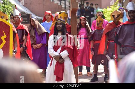 Guwahati, Guwahati, India. 7th Apr, 2023. La comunità cristiana partecipa alla processione religiosa nell'ambito del Venerdì Santo a Guwahati Assam India venerdì 7th aprile 2023. (Credit Image: © Dasarath Deka/ZUMA Press Wire) SOLO PER USO EDITORIALE! Non per USO commerciale! Credit: ZUMA Press, Inc./Alamy Live News Foto Stock