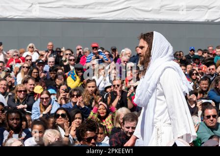 Trafalgar Square, Londra, Regno Unito. 7th Apr, 2023. Per il Venerdì Santo di Pasqua il cast di Wintershall ha presentato la “Passione di Gesù”, un’opera che segue la storia biblica di Cristo attraverso i “miracoli”, ultima cena, E la crocifissione per mano dei Romani, prima di risorgere per la risurrezione, tutti utilizzando Trafalgar Square come palcoscenico per questo libero evento pubblico. Una grande folla di migliaia di persone si è impacchettata nella Piazza guardando Cristo essere raffigurato dall'attore Peter Bergin, camminando attraverso il pubblico Foto Stock