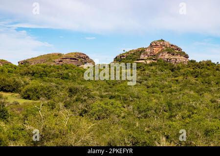 Formazioni geologiche e foreste, Cacapava do sul, Rio Grande do sul, Brasile Foto Stock