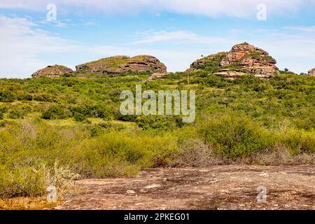 Formazioni geologiche e foreste, Cacapava do sul, Rio Grande do sul, Brasile Foto Stock