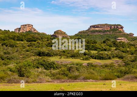 Formazioni geologiche e foreste, Cacapava do sul, Rio Grande do sul, Brasile Foto Stock