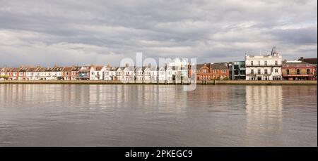 The Waterman's Arms and the Bulls Head pubs on the Terrace, Barnes, Londra, SW13, Inghilterra, REGNO UNITO Foto Stock