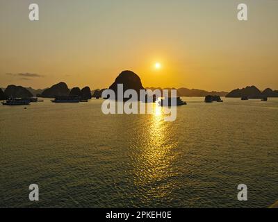 Halong Bucht, Vietnam. 28th Feb, 2023. Tramonto nella Baia di ha Long. La baia di ha Long (in vietnamita: Vinh ha Long) è un'area di circa 1.500 chilometri quadrati nel Golfo di Tonkin nella provincia di Quang Ninh nel nord del Vietnam. Nel 1994, l'UNESCO ha dichiarato la baia patrimonio mondiale dell'umanità. Credit: Alexandra Schuler/dpa/Alamy Live News Foto Stock