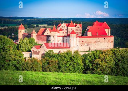 Harburg, Germania. Vista al tramonto con piccolo villaggio e castello, strada romantica percorso panoramico, storica Svevia. Paesaggio rurale del fiume Wornitz. Foto Stock