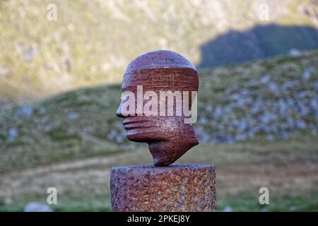 Scultura astratta di una testa nella Riserva Naturale di Eggum, Vestvågøya, Lofoten, Norvegia Foto Stock