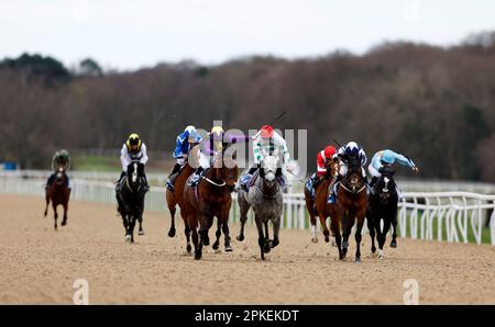 Rainbow Dreamer guidato da Hollie Doyle vince il BetUK All-Weather Marathon Championships Conditions Stakes al Newcastle Racecourse, Newcastle. Data immagine: Venerdì 7 aprile 2023. Foto Stock