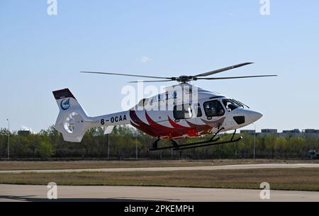 (230407) -- TIANJIN, 7 aprile 2023 (Xinhua) -- un elicottero civile a motore doppio AC332 effettua il suo primo volo a pieno titolo presso la Aviation Industry Corporation of China (AVIC) Tianjin Helicopter Co., Ltd, nel nord di Tianjin, il 7 aprile 2023. Venerdì scorso, l'elicottero civile a due motori della Cina AC332 ha condotto qui con successo il suo primo volo completo, annunciando il suo sviluppatore, l'AVIC. L'elicottero multifunzione da 4 tonnellate ha ricevuto il primo lotto di 24 ordini dai suoi operatori di lancio lo stesso giorno, ha detto l'AVIC, il principale costruttore di plananti del paese. L'elicottero ha un massimo decollo weig Foto Stock