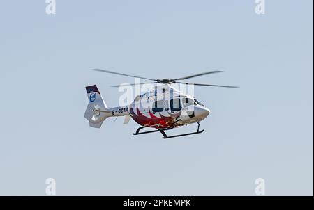 (230407) -- TIANJIN, 7 aprile 2023 (Xinhua) -- un elicottero civile a motore doppio AC332 effettua il suo primo volo a pieno titolo presso la Aviation Industry Corporation of China (AVIC) Tianjin Helicopter Co., Ltd, nel nord di Tianjin, il 7 aprile 2023. Venerdì scorso, l'elicottero civile a due motori della Cina AC332 ha condotto qui con successo il suo primo volo completo, annunciando il suo sviluppatore, l'AVIC. L'elicottero multifunzione da 4 tonnellate ha ricevuto il primo lotto di 24 ordini dai suoi operatori di lancio lo stesso giorno, ha detto l'AVIC, il principale costruttore di plananti del paese. L'elicottero ha un massimo decollo weig Foto Stock