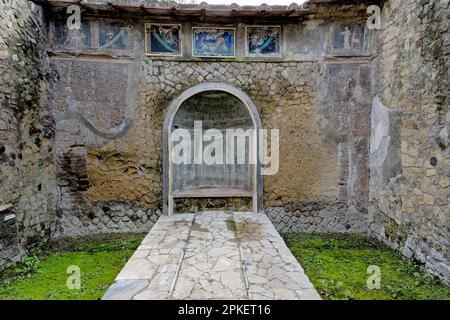 Pareti dipinte e opere d'arte nelle rovine di ercolano, distrutte dal vesuvio nel 79 Foto Stock