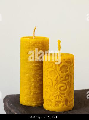 candele da cera d'api naturale. fatto a mano. Un regalo bello e utile. Artigianato tradizionale. Foto Stock