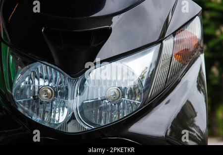 primo piano dei fari della motocicletta. geometria, progettazione, trasporto Foto Stock