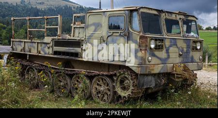 Vecchio arrugginito militare sovietico cingolato veicolo per tutti i terreni. Foto Stock