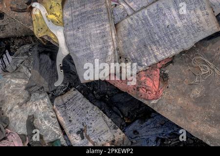 Dhaka, Bangladesh. 05th Apr, 2023. Il fuoco di Bangabazar non si è spento neanche in due giorni. Tutti i soldi e i vestiti sono stati bruciati alle ceneri. Da un lato la gente di servizio di fuoco sta mettendo fuori il fuoco, dall'altro lato i commercianti stanno cercando le ultime parti da tutti i negozi bruciati.il 4 aprile 2023, un fuoco massiccio ha scoppiato al mercato di Bangabazar, un mercato popolare dell'abbigliamento a Dhaka, Bangladesh. (Foto di Jubair Ahmed Arnob/Pacific Press) Credit: Pacific Press Media Production Corp./Alamy Live News Foto Stock