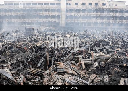 Dhaka, Bangladesh. 05th Apr, 2023. Il fuoco di Bangabazar non si è spento neanche in due giorni. Tutti i soldi e i vestiti sono stati bruciati alle ceneri. Da un lato la gente di servizio di fuoco sta mettendo fuori il fuoco, dall'altro lato i commercianti stanno cercando le ultime parti da tutti i negozi bruciati.il 4 aprile 2023, un fuoco massiccio ha scoppiato al mercato di Bangabazar, un mercato popolare dell'abbigliamento a Dhaka, Bangladesh. (Foto di Jubair Ahmed Arnob/Pacific Press) Credit: Pacific Press Media Production Corp./Alamy Live News Foto Stock