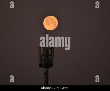 Srinagar, India. 07th Apr, 2023. La luna piena si trova sopra la catena montuosa dell'Himalaya coperta dalla neve, il Kashmir, il captiale estivo del Kashmir amministrato dagli indiani, il 7 aprile 2023. La luna piena di aprile è anche conosciuta come rosa, uovo e luna di pesce. (Foto di Mubashir Hassan/Pacific Press) Credit: Pacific Press Media Production Corp./Alamy Live News Foto Stock