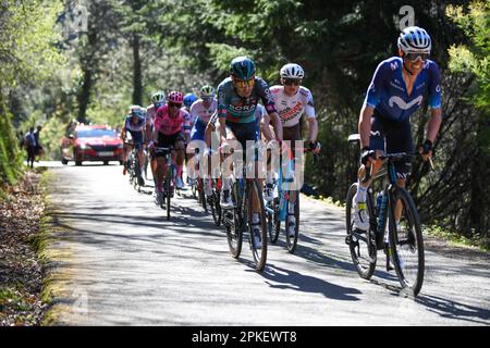 La Asturiana, Euskadi, Spagna. 6th Apr, 2023. La Asturiana, Spagna, 06th aprile, 2023: Il gruppo dei favoriti girato da Enric Mas (Movistar Team) durante la 4th tappa di Itzulia Paesi Baschi 2023 tra Santurtzi e Santurtzi il 06 aprile 2023, a la Asturiana, Spagna. (Credit Image: © Alberto Brevers/Pacific Press via ZUMA Press Wire) SOLO PER USO EDITORIALE! Non per USO commerciale! Foto Stock