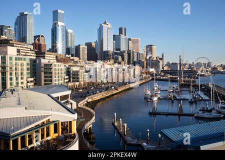 WA24162-00....WASHINGTON - Seattle skyline, waterfront and Bell Harbor Marina viewed from Pier 66. Foto Stock